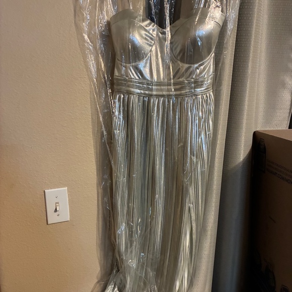 Silver metallic evening gown - Picture 2 of 3